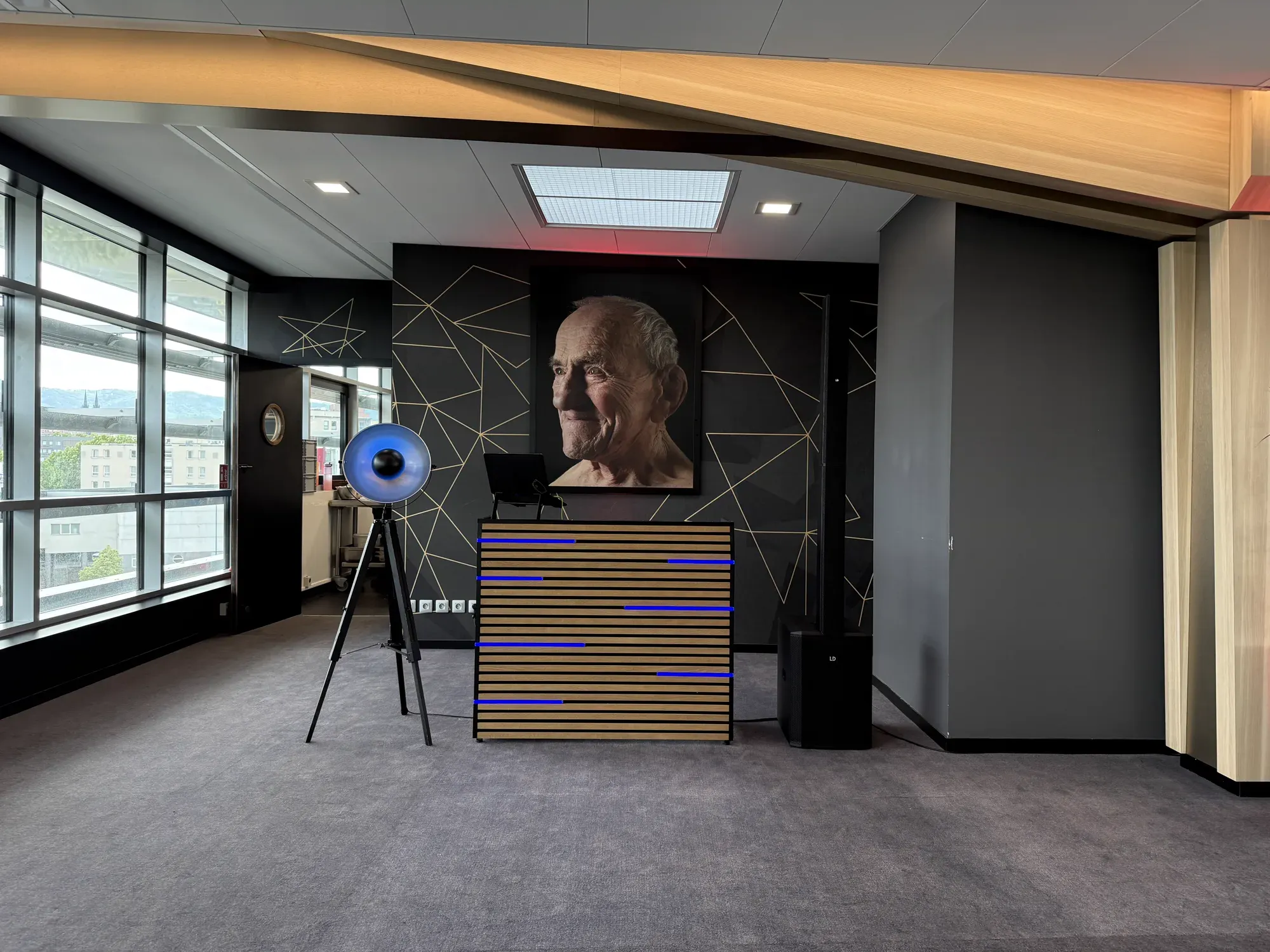 Installation DJ dans la loge Chevalier du stade Marcel-Michelin, à Clermont-Ferrand, pour une soirée Michelin : cabine en lattes de bois